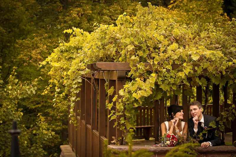 Hochzeit im Alten Obstkeller Mönchberg – Brautpaar im Innenhof