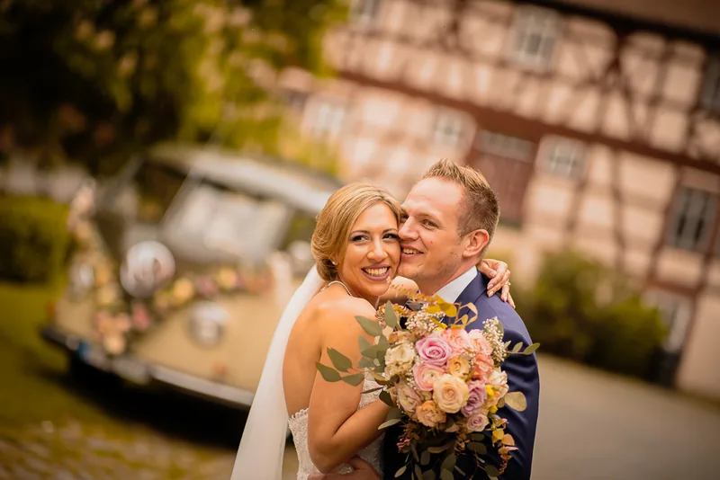 Hochzeit auf dem Hühnerhof Gettenbach in Gründau – Brautpaar im Innenhof