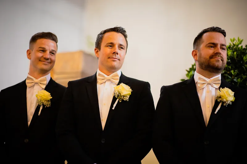 Hochzeit Hühnerhof – Brautpaar lacht beim Paarshooting
