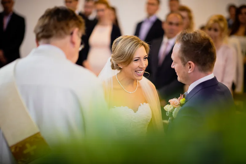Hochzeit auf dem Hühnerhof Gettenbach in Gründau – Brautpaar im Innenhof