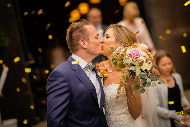 Hochzeit Hühnerhof – Brautpaar in den Sonnenblumenfeldern