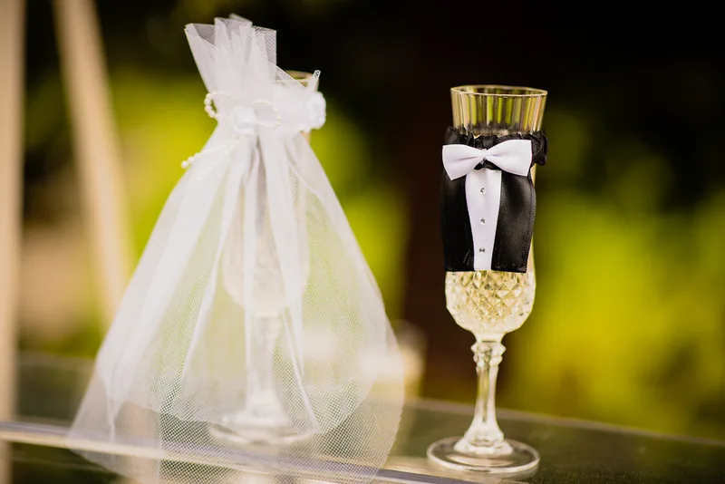Hochzeit Hühnerhof – Brautpaar lacht beim Paarshooting