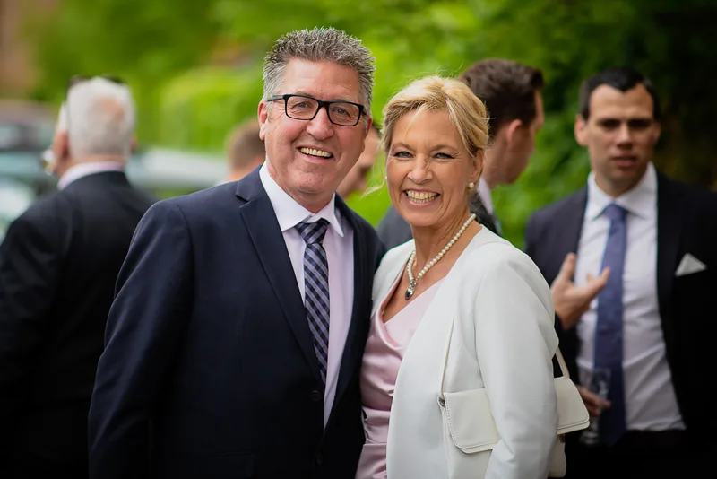 Hochzeit Hühnerhof – Brautpaar lacht beim Paarshooting