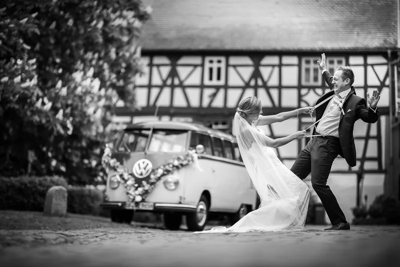 Hühnerhof Gettenbach Hochzeit – Brautpaar Hand in Hand