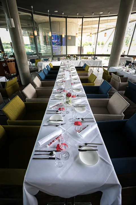 Hochzeit Frankfurt Botschaft – Brautpaar vor der Skyline