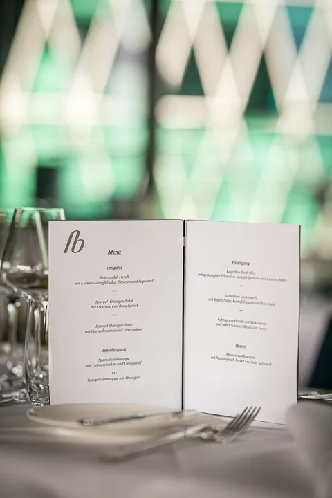 Hochzeit Frankfurt – Brautstrauß vor moderner Architektur