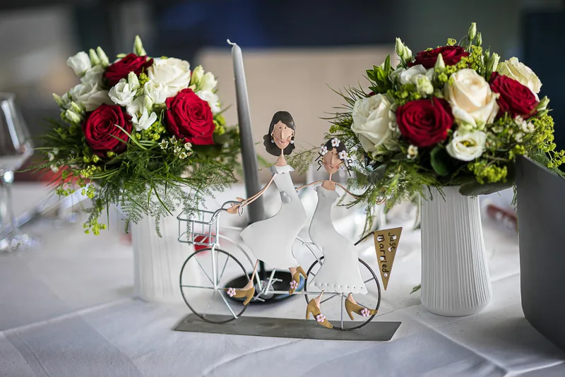 Hochzeit bei der Botschaft Frankfurt – Brautpaar lacht herzlich