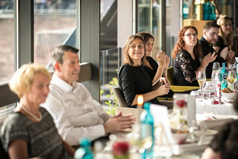 Hochzeit Frankfurt Botschaft – Brautpaar vor der Skyline