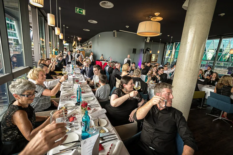 Hochzeit Frankfurt – Brautstrauß vor moderner Architektur