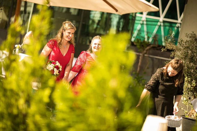 Hochzeit in Frankfurt – Brautpaar Hand in Hand