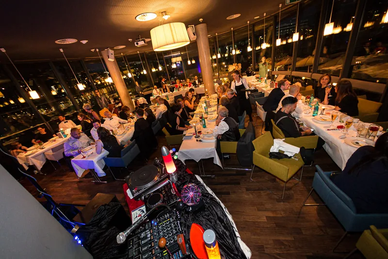 Hochzeit in Frankfurt – Brautpaar Hand in Hand