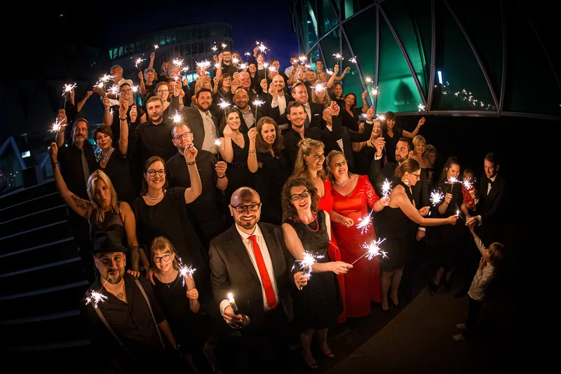Hochzeit bei der Frankfurter Botschaft – Brautpaar in urbaner Kulisse