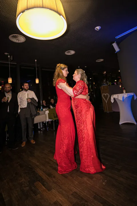 Hochzeit Frankfurt – Brautstrauß vor moderner Architektur