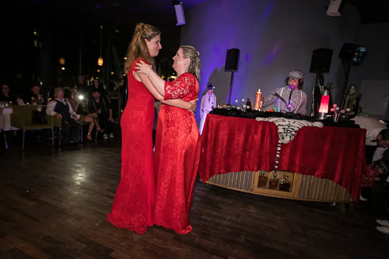 Hochzeit bei der Botschaft Frankfurt – Brautpaar lacht herzlich