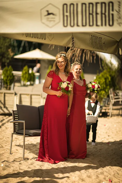 Hochzeit bei der Frankfurter Botschaft – Brautpaar in urbaner Kulisse