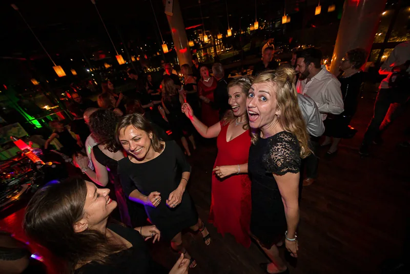 Hochzeit in Frankfurt – Brautpaar Hand in Hand