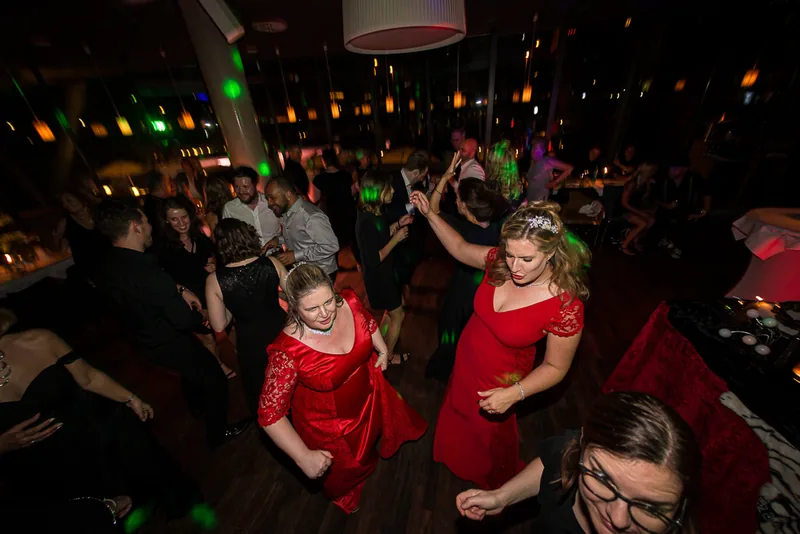 Hochzeit Frankfurt Botschaft – Brautpaar vor der Skyline