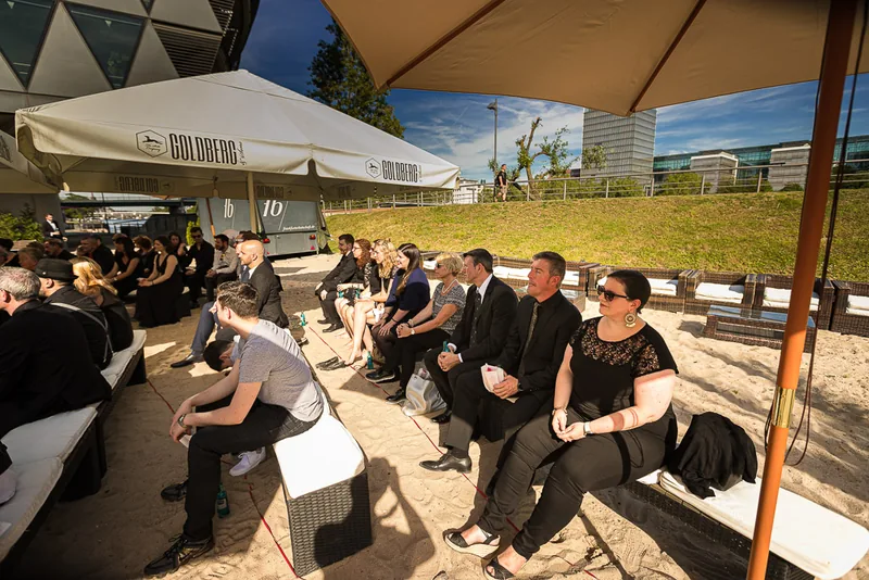 Hochzeit Frankfurt Botschaft – Brautpaar vor der Skyline