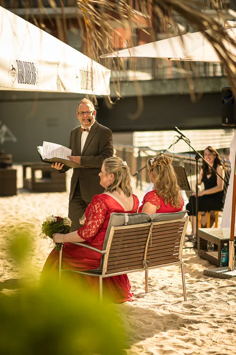 Hochzeit Frankfurt – Brautstrauß vor moderner Architektur