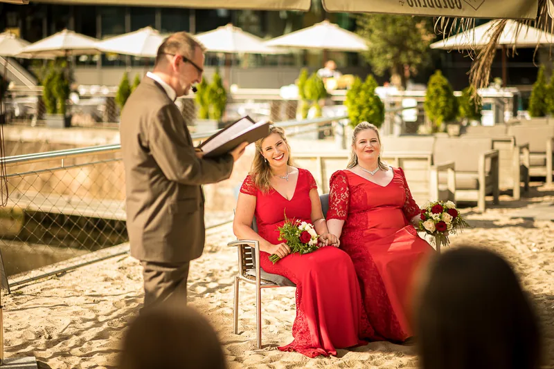 Hochzeit bei der Frankfurter Botschaft – Brautpaar in urbaner Kulisse