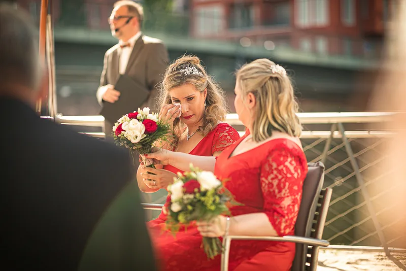 Hochzeit Frankfurt – Brautstrauß vor moderner Architektur