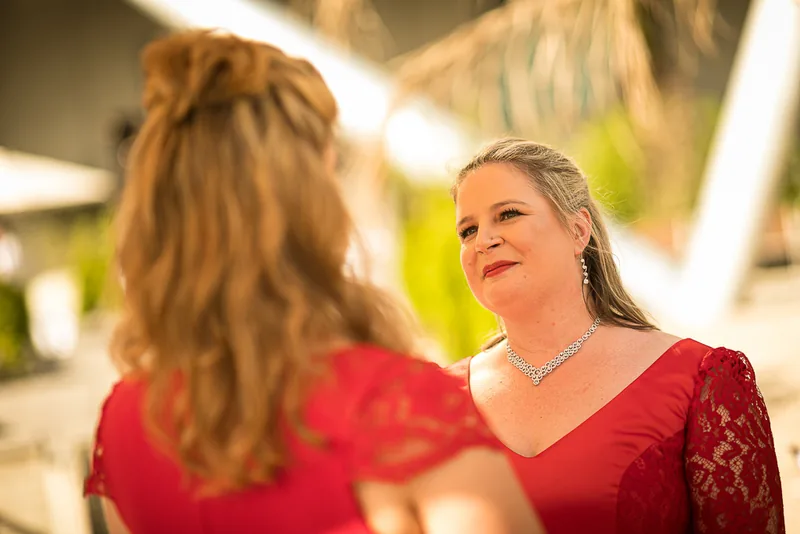 Hochzeit in Frankfurt – Brautpaar Hand in Hand