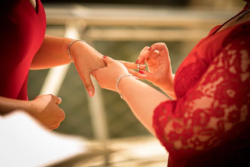 Hochzeit bei der Frankfurter Botschaft – Brautpaar in urbaner Kulisse