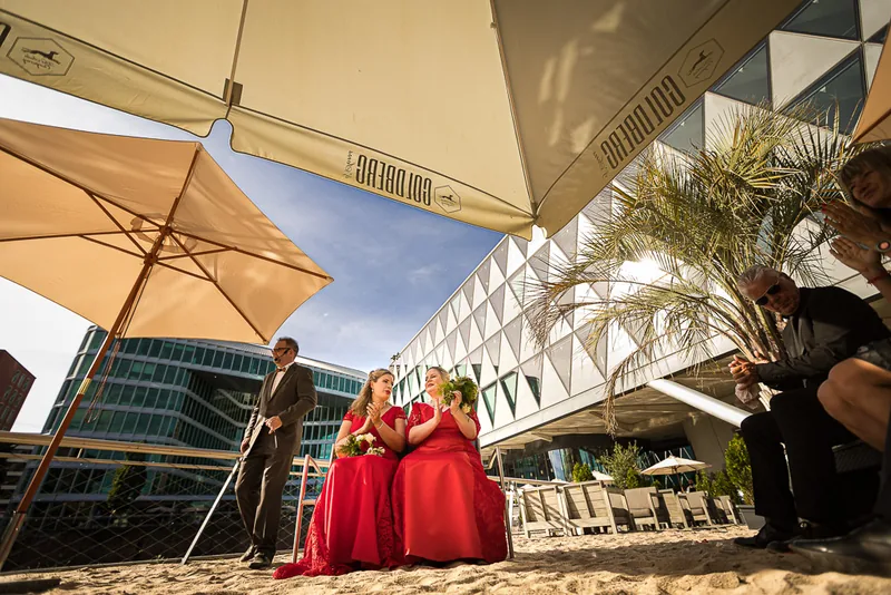 Hochzeit Frankfurt – Brautstrauß vor moderner Architektur
