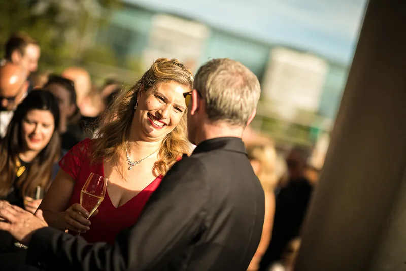 Hochzeit bei der Frankfurter Botschaft – Brautpaar in urbaner Kulisse
