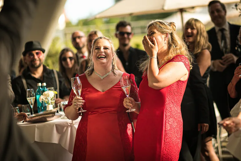 Hochzeit Frankfurt – Brautstrauß vor moderner Architektur
