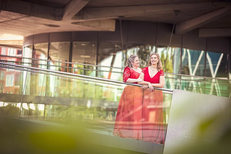 Hochzeit bei der Frankfurter Botschaft – Brautpaar in urbaner Kulisse