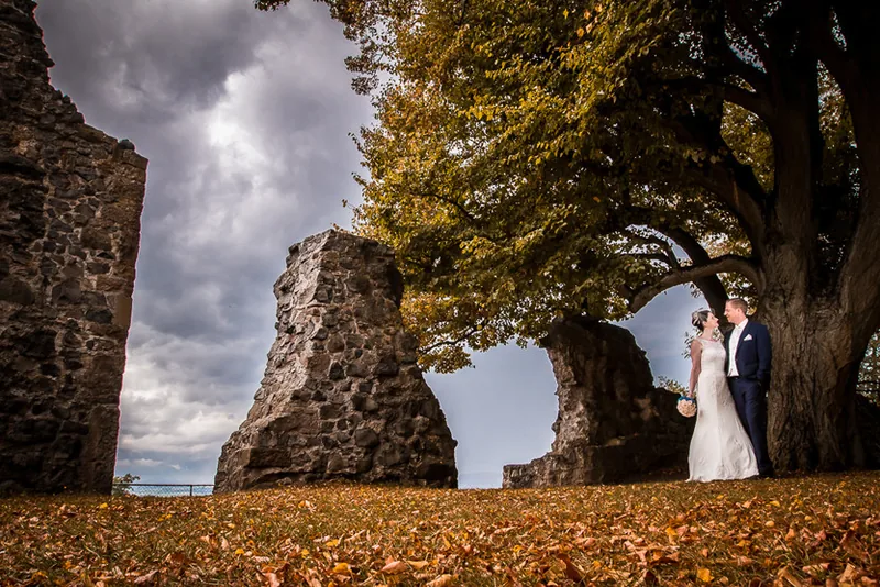 Hochzeit auf der Burg Alzenau – Brautpaar im Burghof
