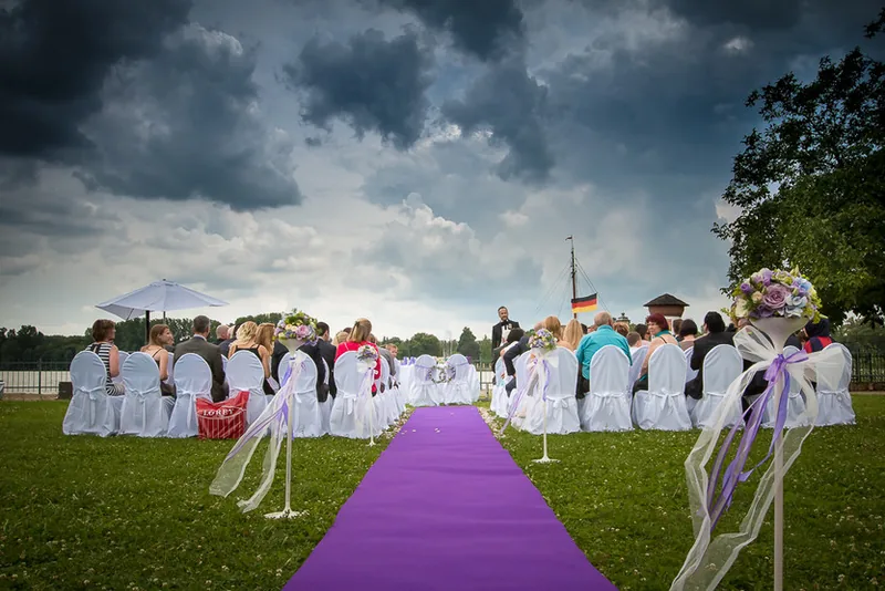 Hochzeit auf der Burg Crass in Eltville am Rhein – Brautpaar am Rheinufer