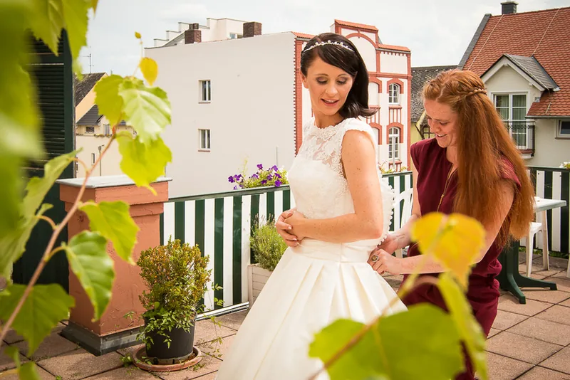 Eltville Rhein Hochzeit – Brautpaar Hand in Hand vor der Burg