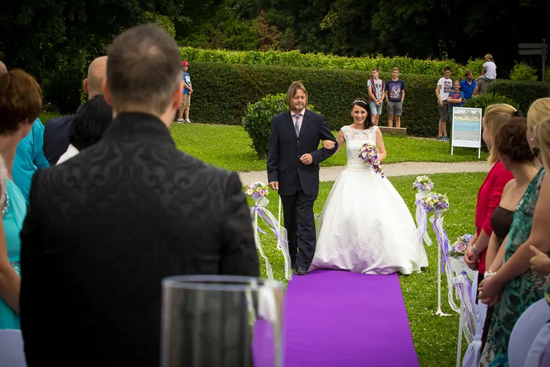 Eltville Rheingau Hochzeit – Brautpaar im Burgeingang