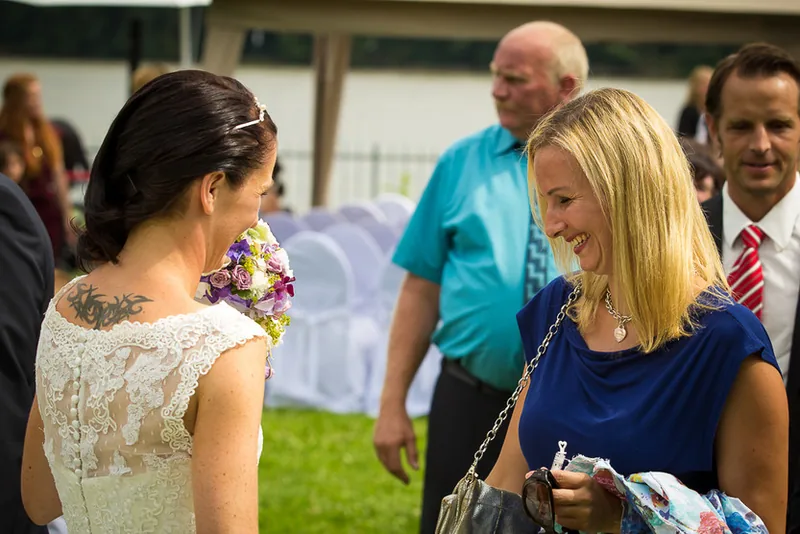 Hochzeit Eltville Rhein – Brautpaar im Rosengarten