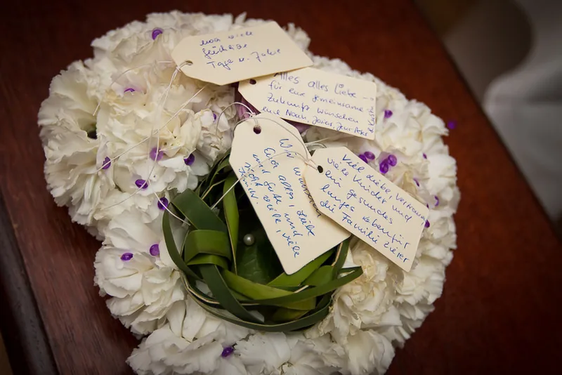 Hochzeit Eltville Rhein – Brautpaar im Rosengarten