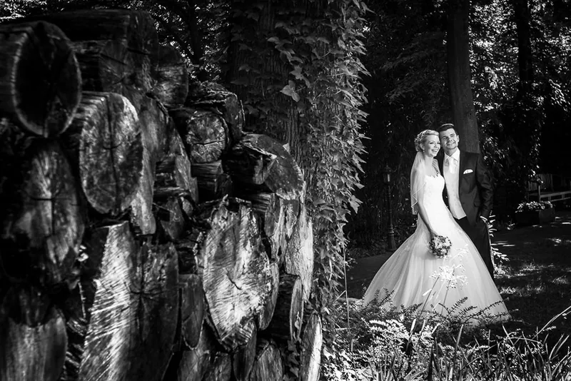 Rheingau Hochzeit – Brautpaar Hand in Hand vor Burg Schwarzenstein