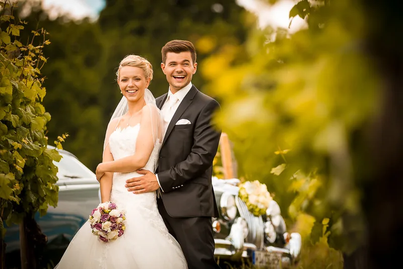 Hochzeit Burg Schwarzenstein – Brautpaar lacht beim Paarshooting