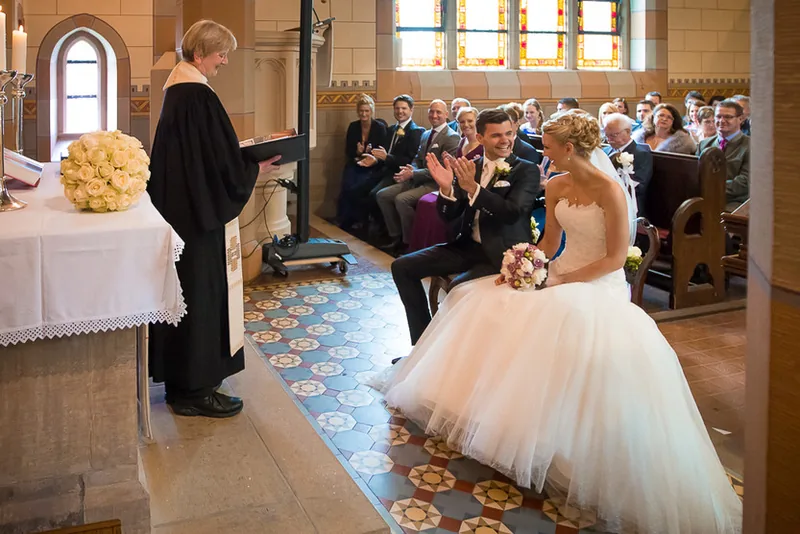 Rheingau Hochzeit – Brautpaar Hand in Hand vor Burg Schwarzenstein
