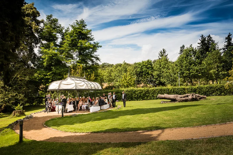 Hochzeit auf dem Hofgut Dippelshof in Mühltal – Brautpaar im Innenhof