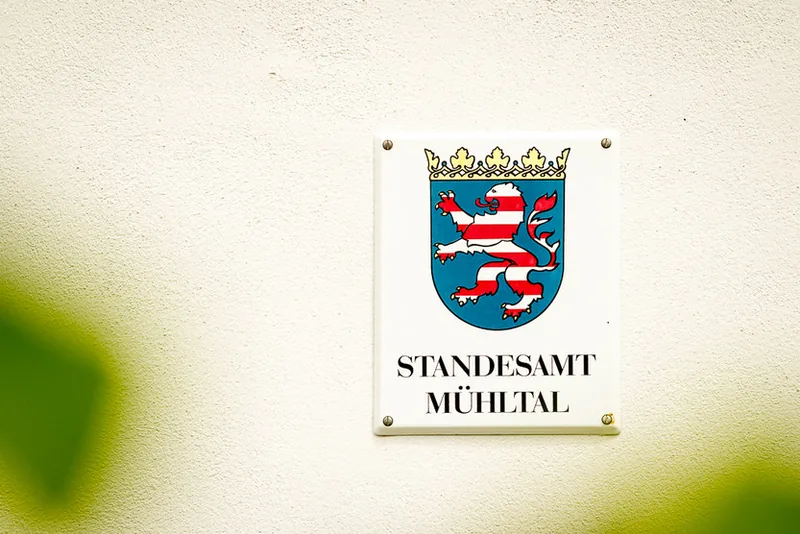 Hochzeit Hofgut Dippelshof Mühltal – Brautpaar Hand in Hand