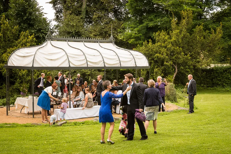 Dippelshof – romantischer Hochzeitsmoment im Hofgut