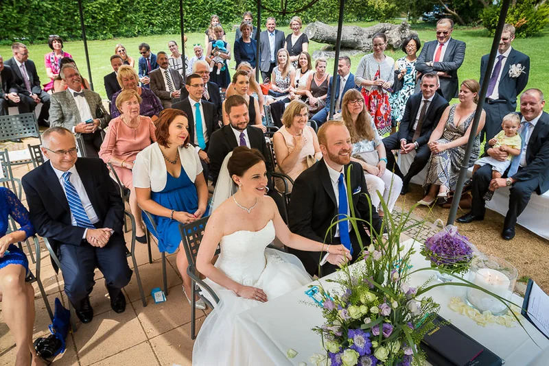 Hochzeit Hofgut Dippelshof Mühltal – Brautpaar Hand in Hand