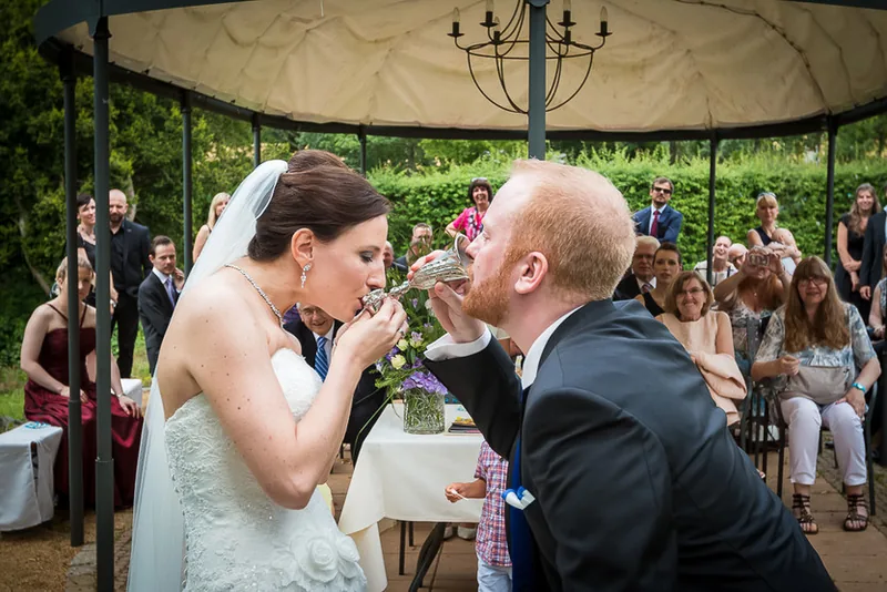 Hochzeit auf dem Hofgut Dippelshof in Mühltal – Brautpaar im Innenhof