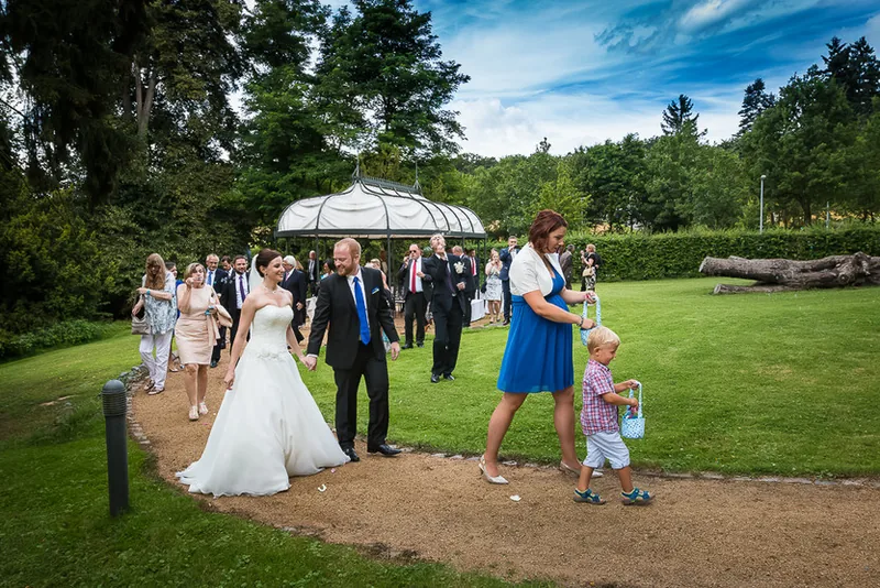 Hochzeit Dippelshof Mühltal – Brautpaar in den Feldern