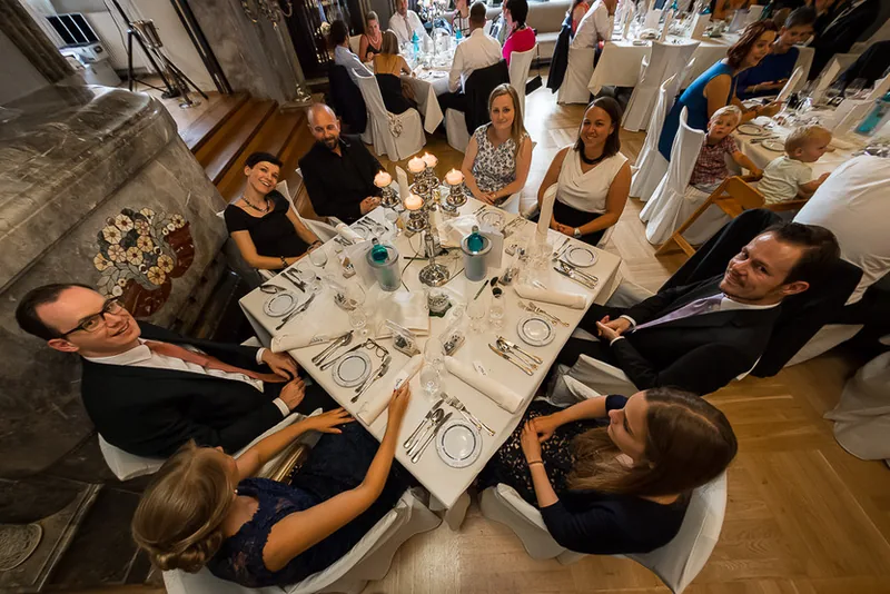 Hochzeit Dippelshof Mühltal – Brautpaar in den Feldern