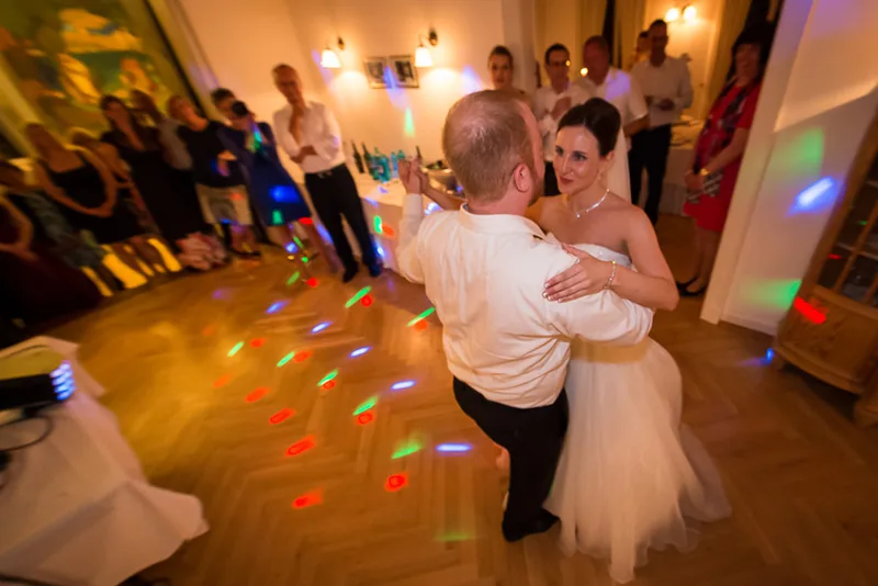 Hochzeit auf dem Hofgut Dippelshof in Mühltal – Brautpaar im Innenhof
