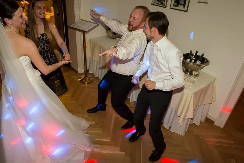 Hochzeit Dippelshof Mühltal – Brautpaar in den Feldern