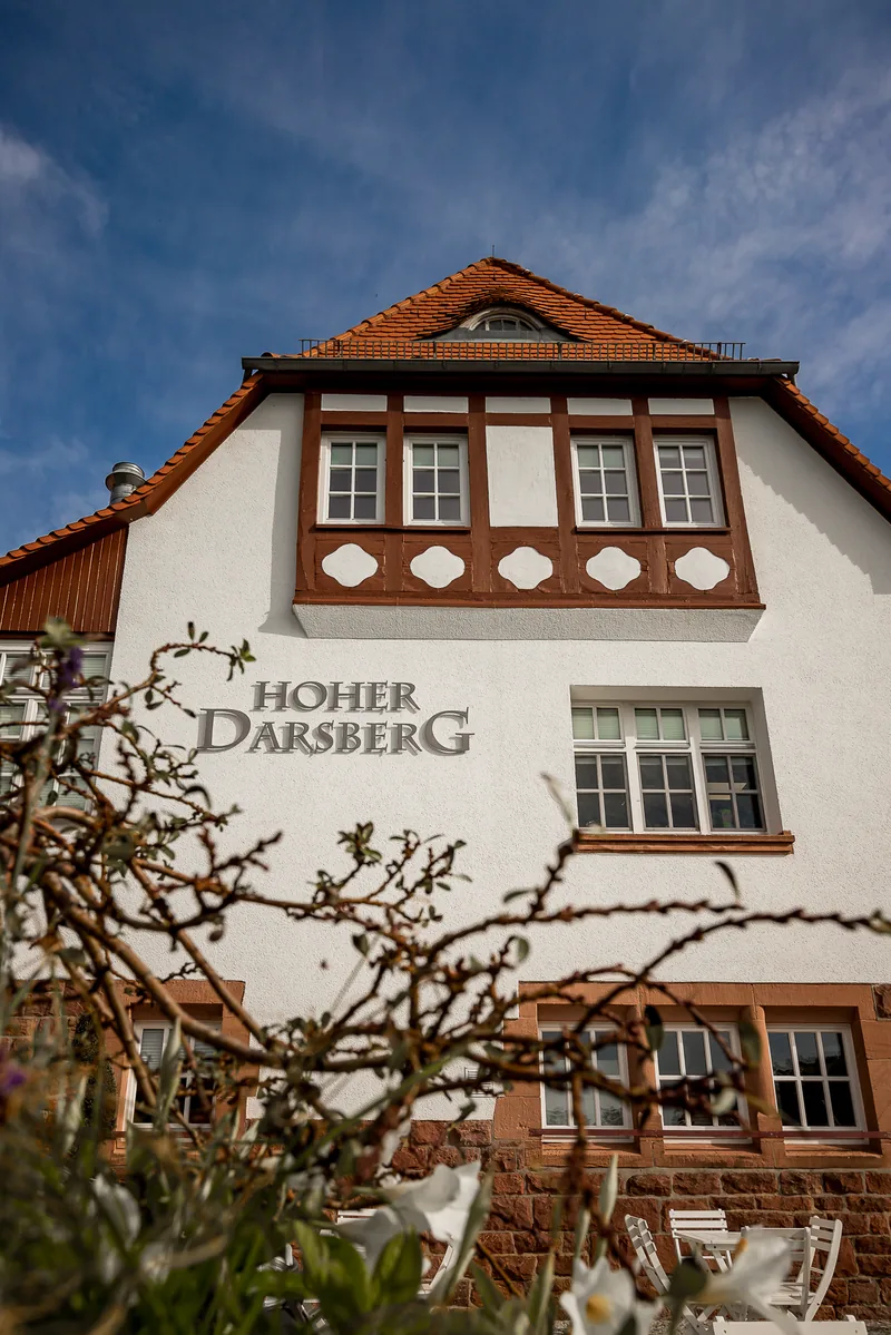 Hochzeit Hoher Darsberg – Brautpaar am Aussichtspavillon
